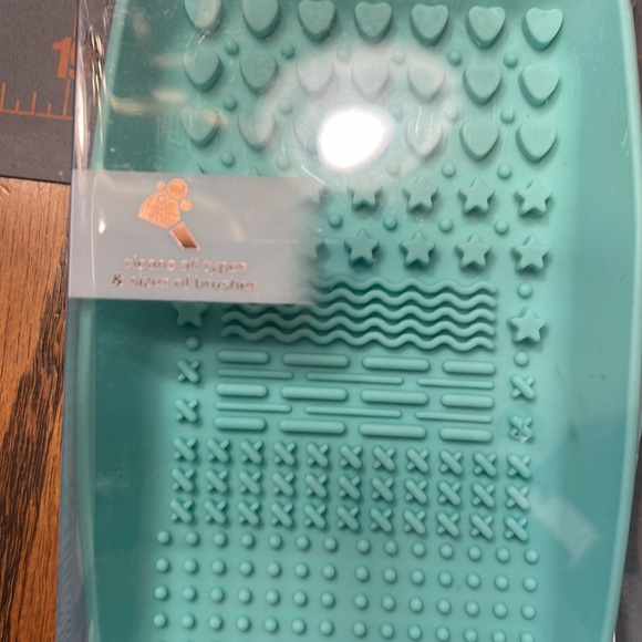 Silicone makeup brush cleaner - Picture 2 of 2